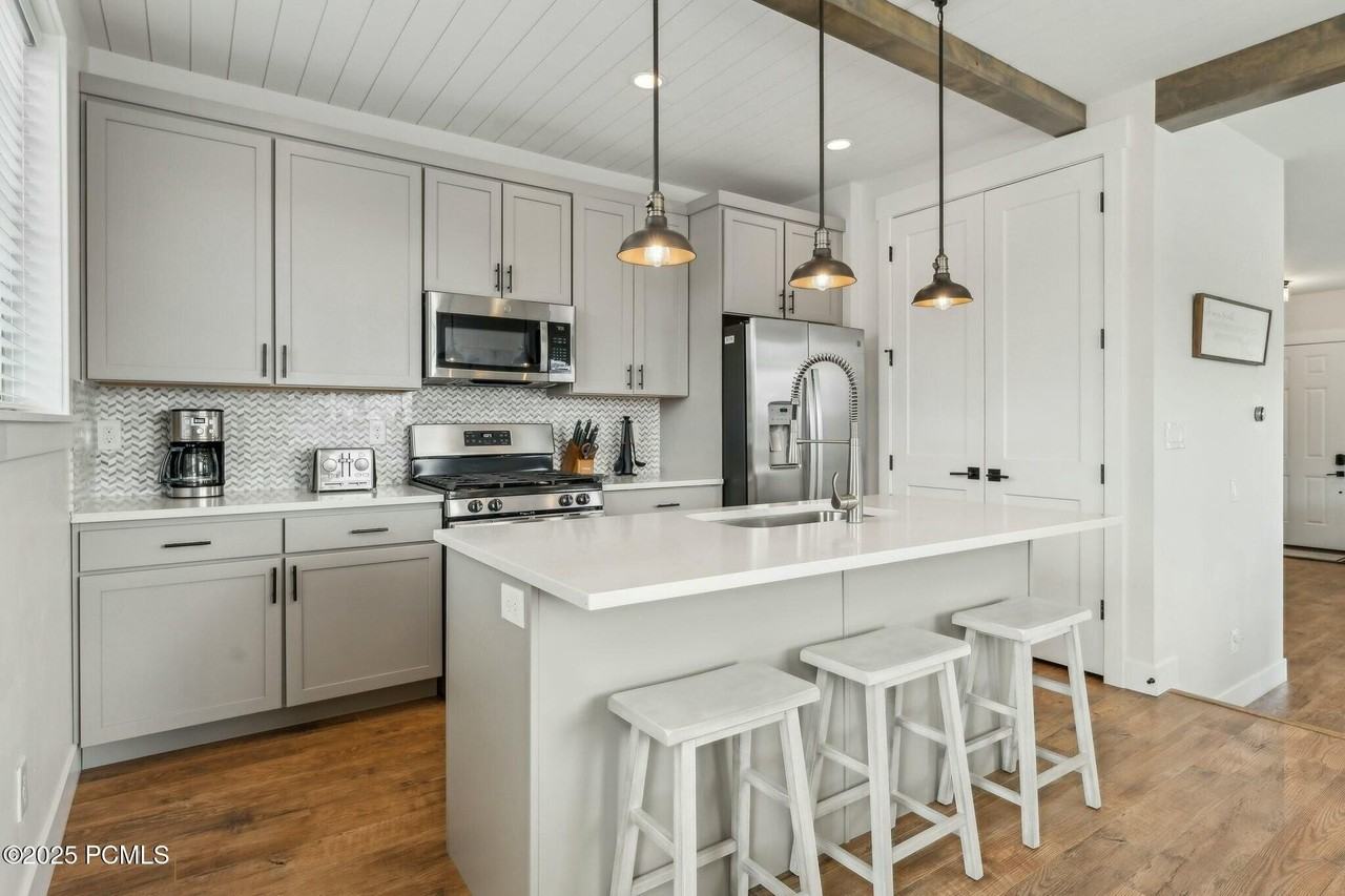 1021 W Wasatch Spring Rd - Photo 3 of 32