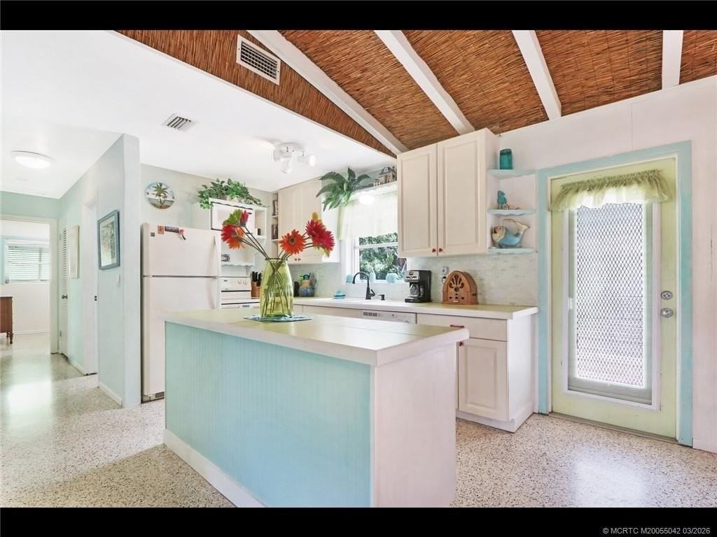 1905 Ne River Ct - Photo 2 of 18