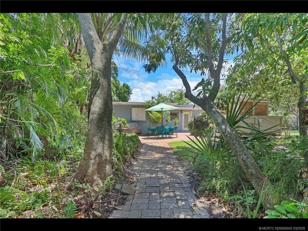 1905 Ne River Ct - Photo 3 of 18