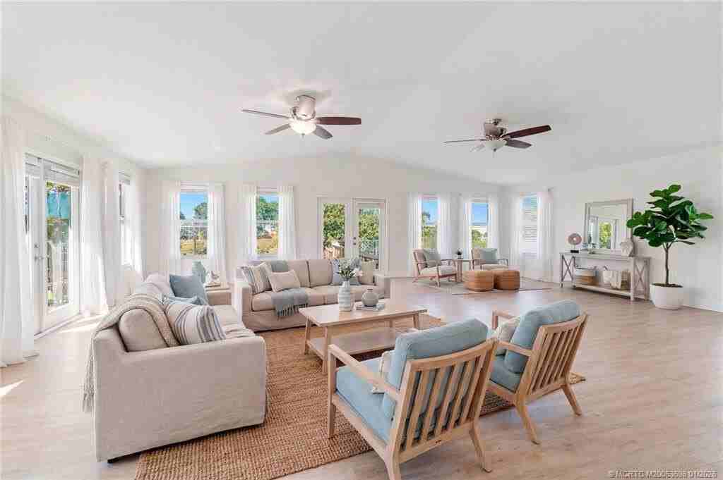 643 Se Harborview Dr - Photo 4 of 22