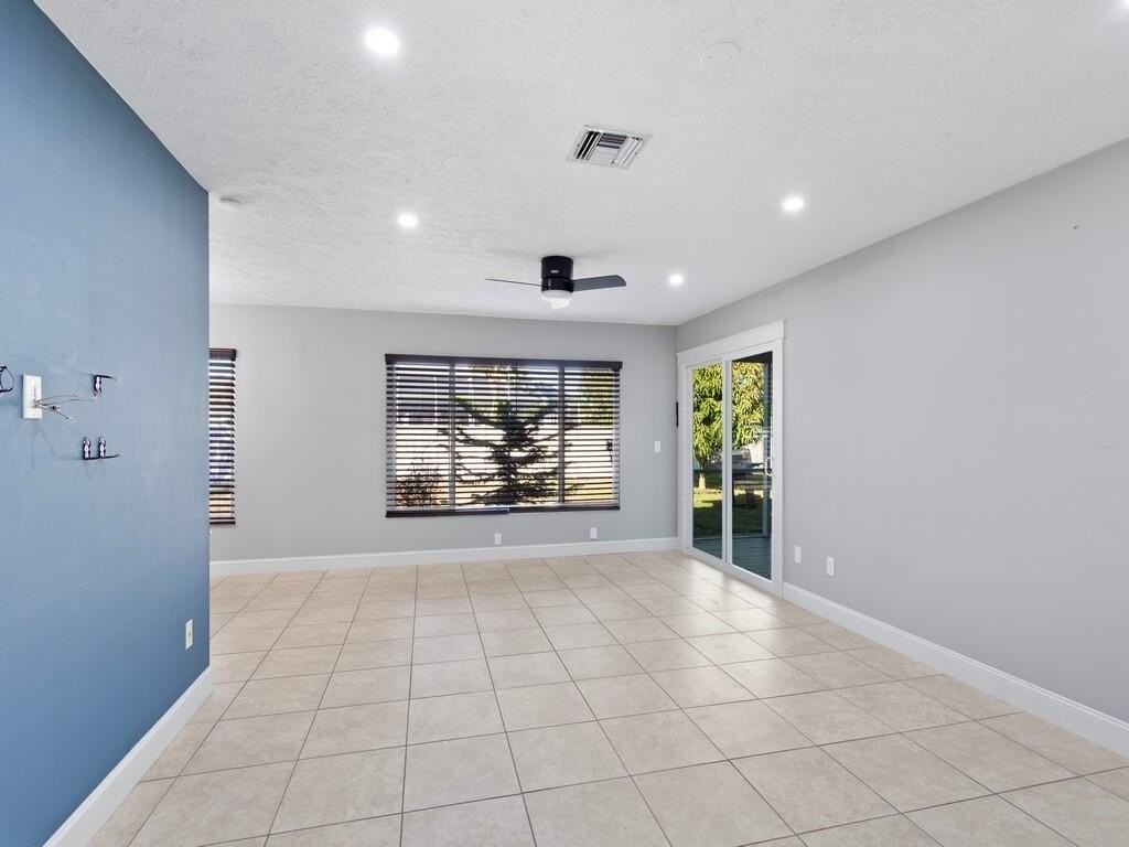 1365 Sw Parma Ave - Photo 3 of 16