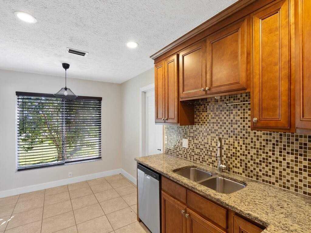 1365 Sw Parma Ave - Photo 4 of 16