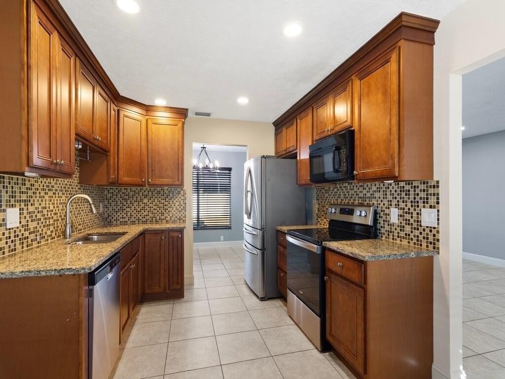 1365 Sw Parma Ave - Photo 5 of 16