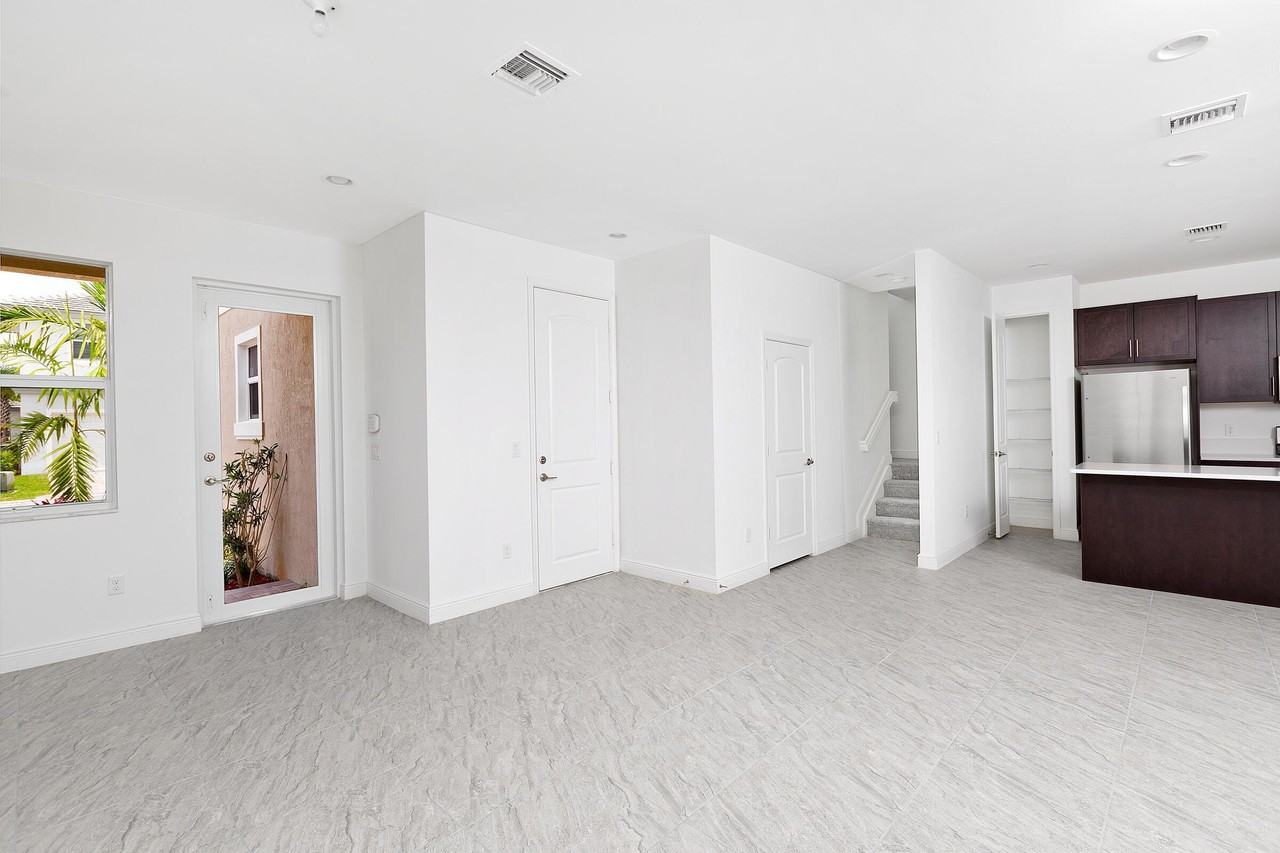 6961 Pines Cir Unit 27 - Photo 4 of 6