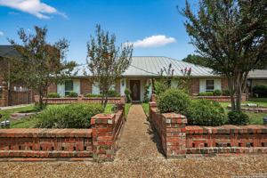 featured image of 3413 Foxbriar Ln