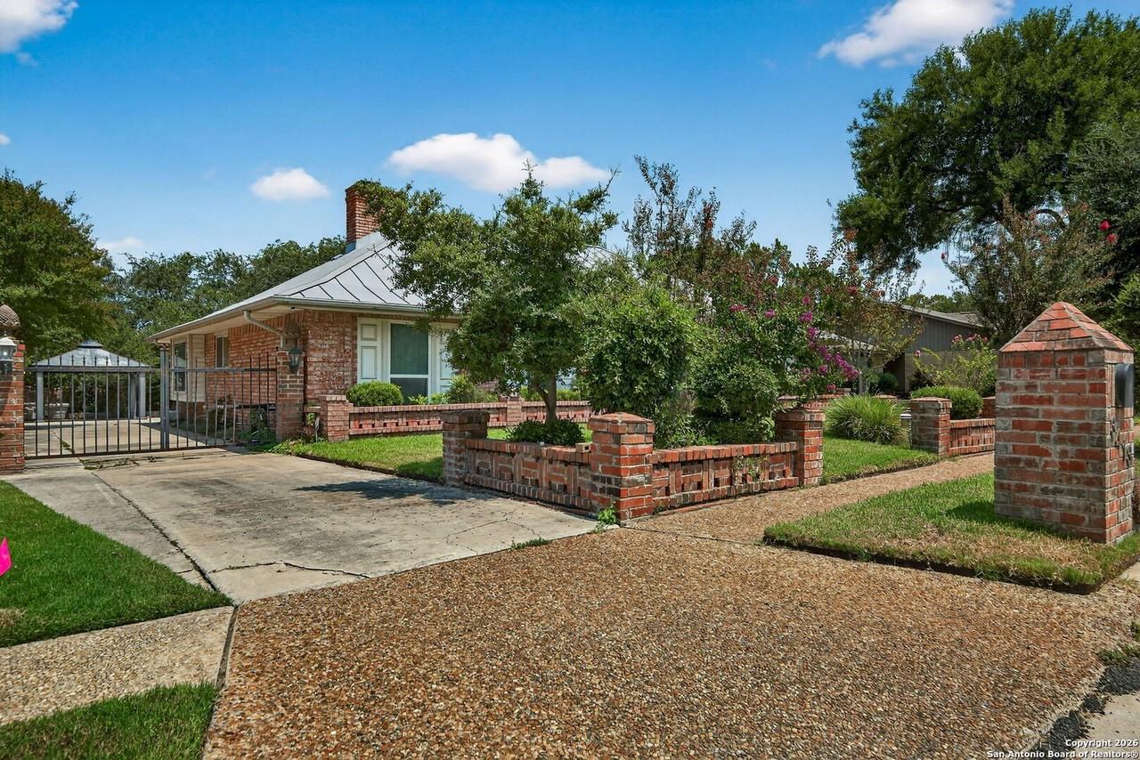 3413 Foxbriar Ln - Photo 2 of 13