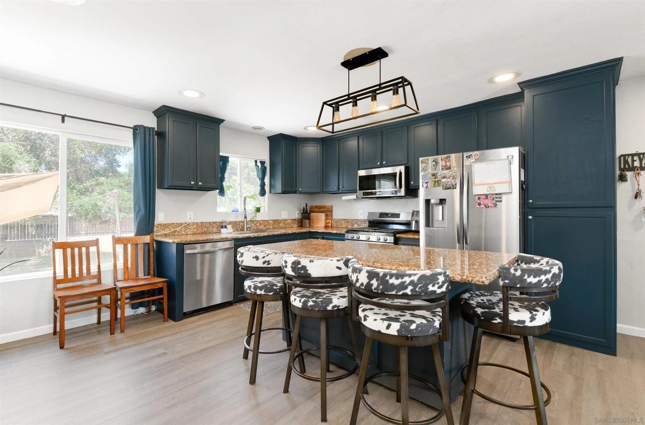 12738 Lakeshore Dr - Photo 2 of 15