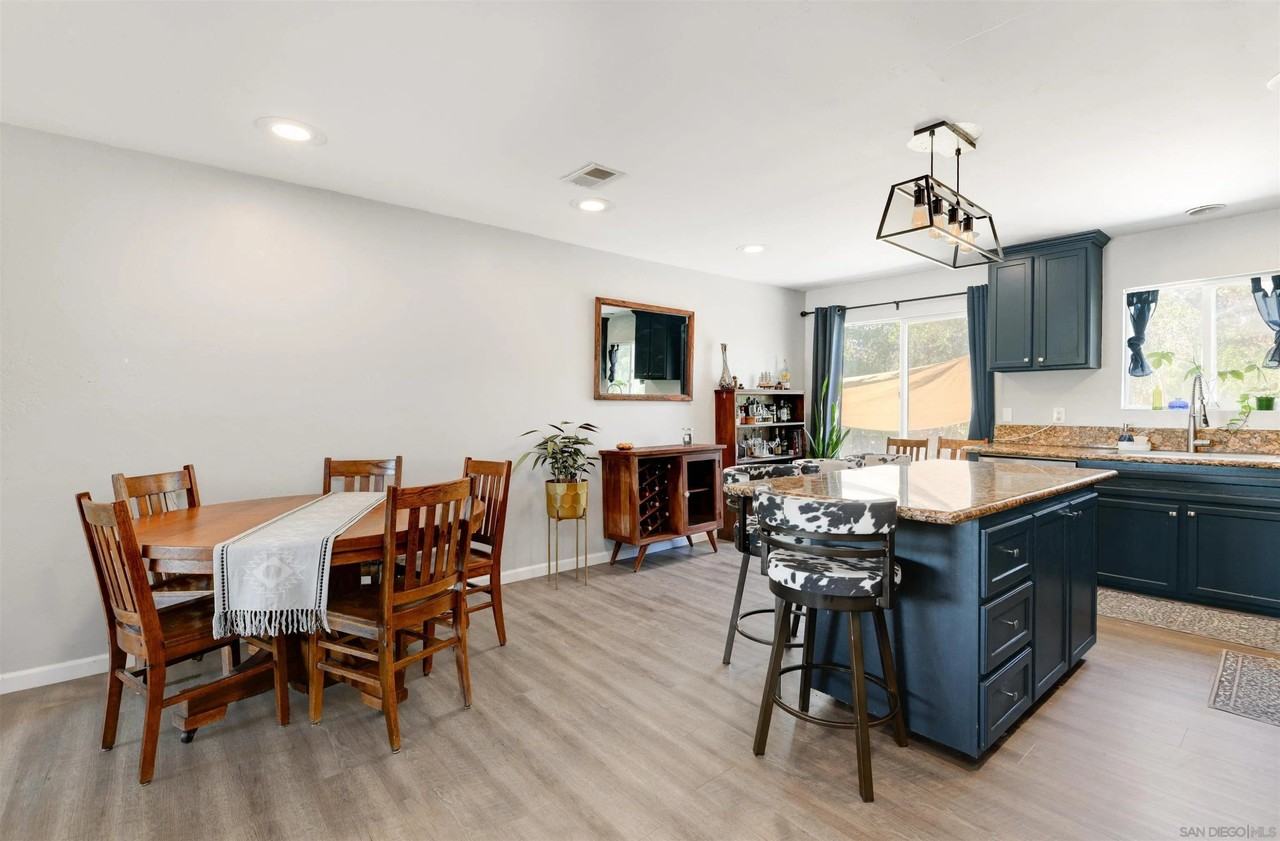 12738 Lakeshore Dr - Photo 3 of 15