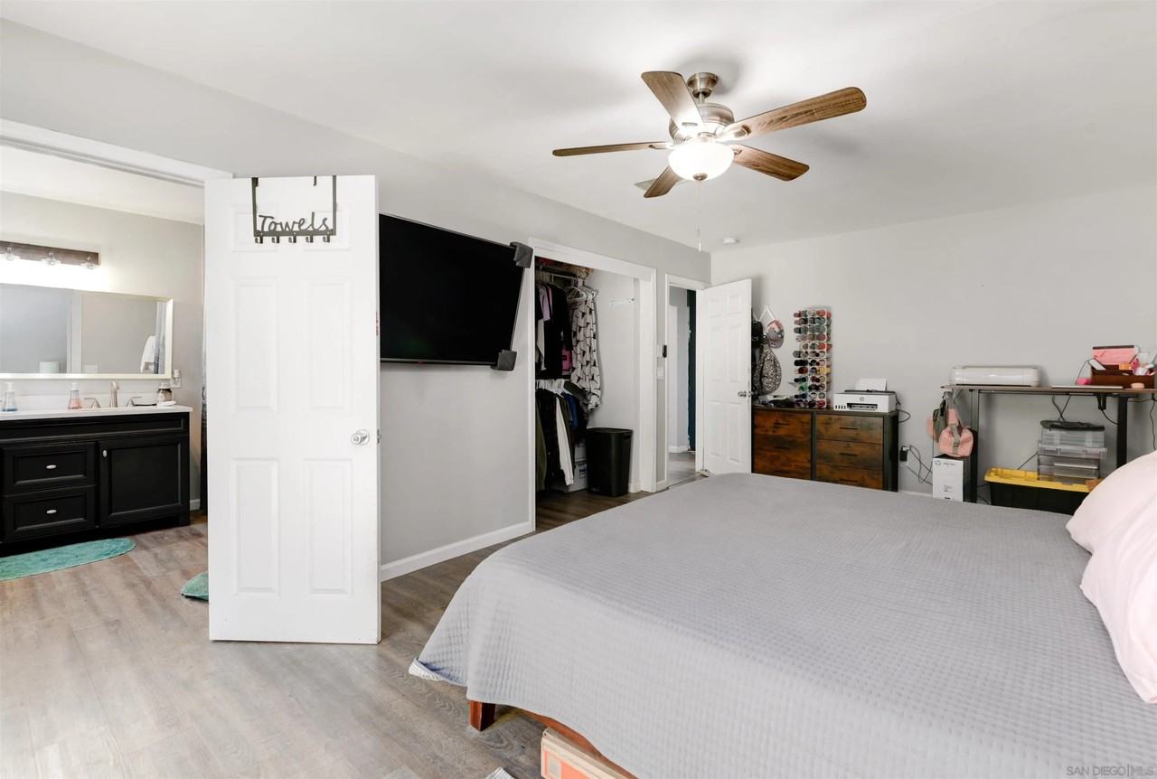 12738 Lakeshore Dr - Photo 4 of 15