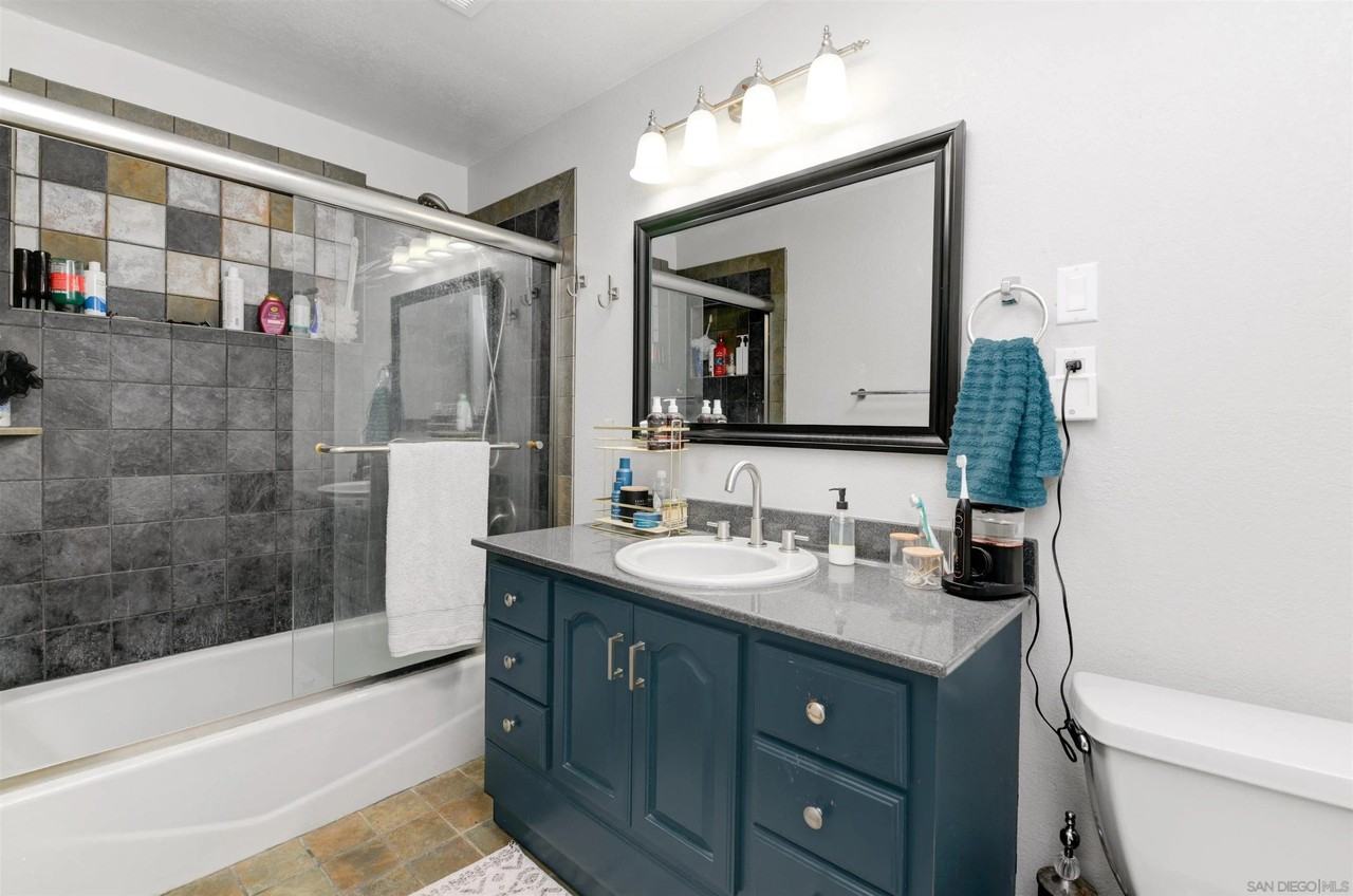 12738 Lakeshore Dr - Photo 7 of 15