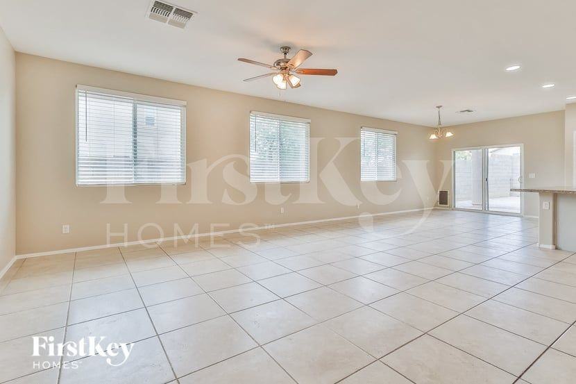 11734 W Chase Ln - Photo 2 of 15