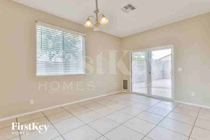 11734 W Chase Ln - Photo 5 of 15