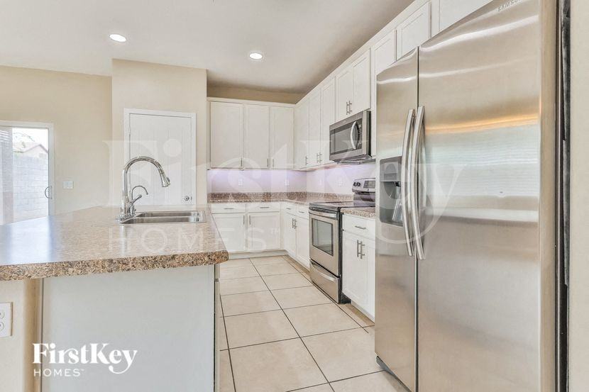 11734 W Chase Ln - Photo 6 of 15