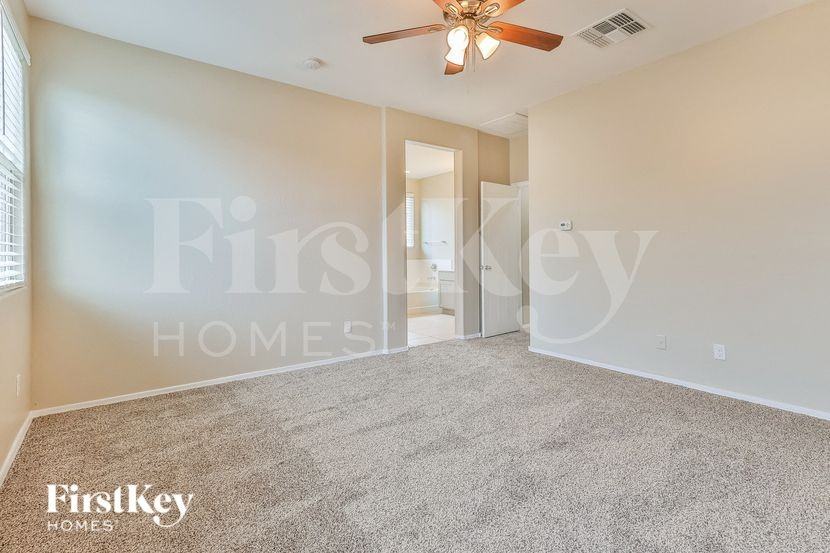 11734 W Chase Ln - Photo 7 of 15