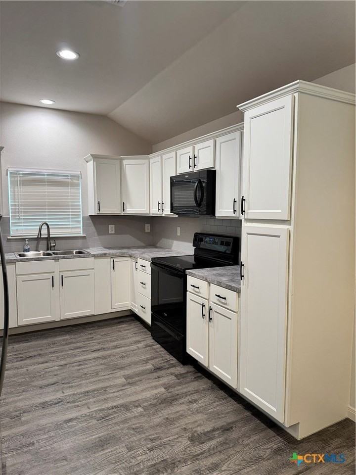909 2nd St - Photo 3 of 19