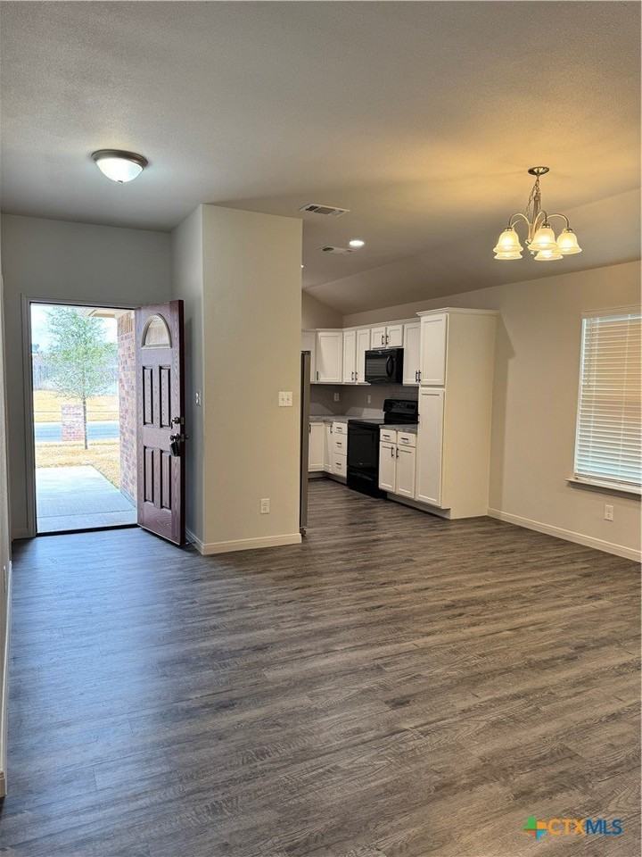 909 2nd St - Photo 5 of 19