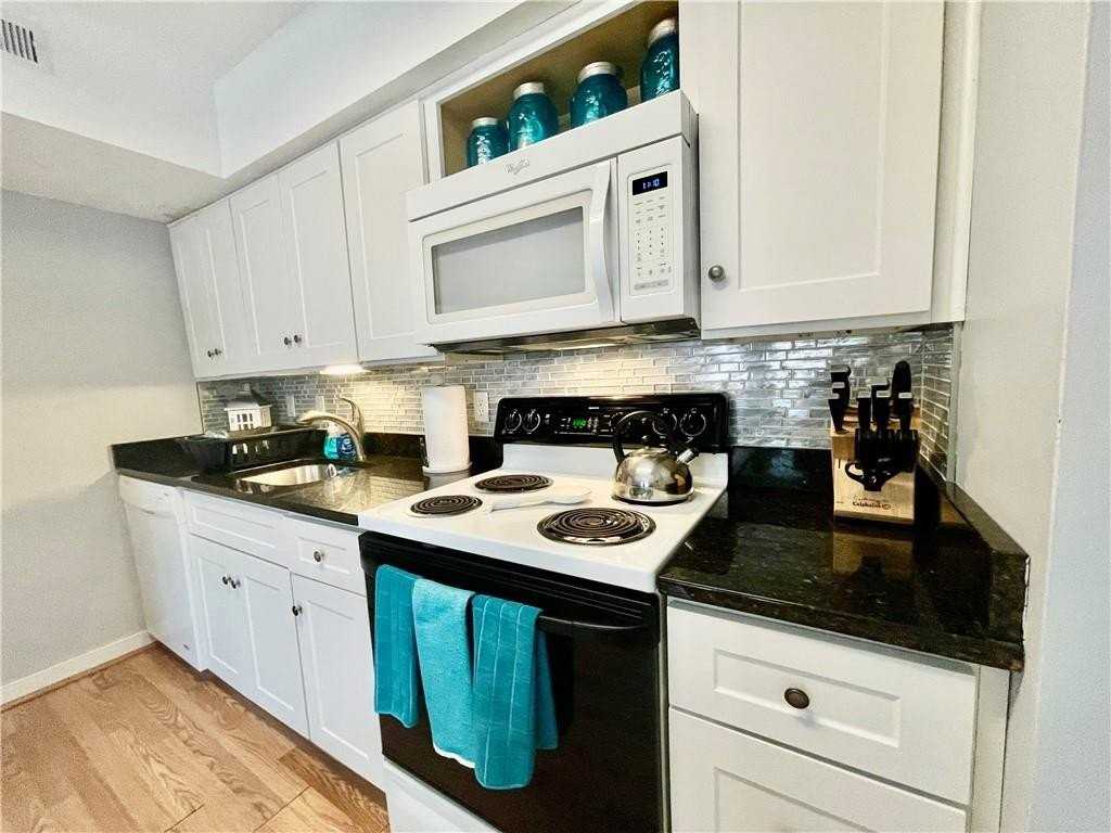 106 Swinburne Row - Photo 7 of 20