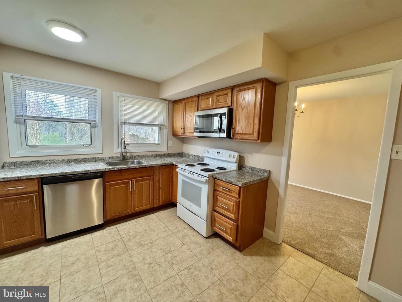 15758 Pointer Ridge Dr - Photo 5 of 25