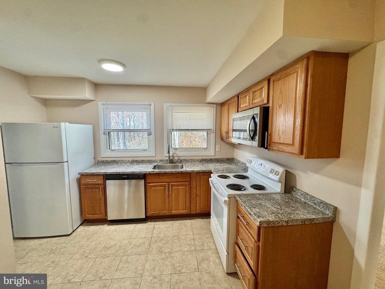 15758 Pointer Ridge Dr - Photo 6 of 25