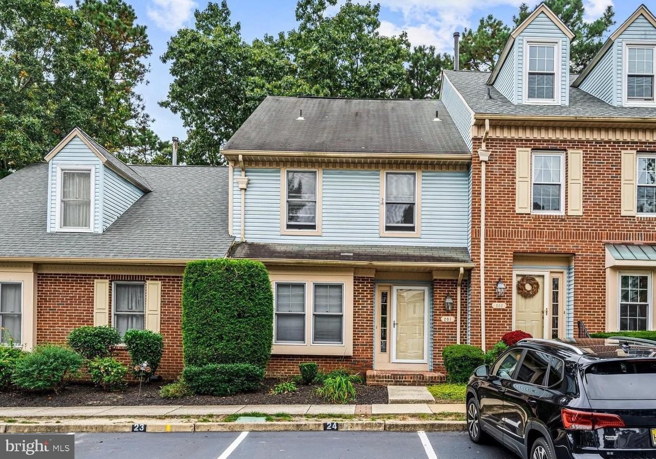 201 Williamsburg Ct - Photo 2 of 16