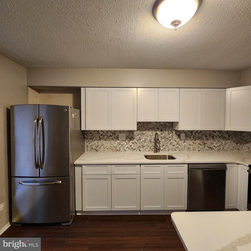 201 Williamsburg Ct - Photo 4 of 16