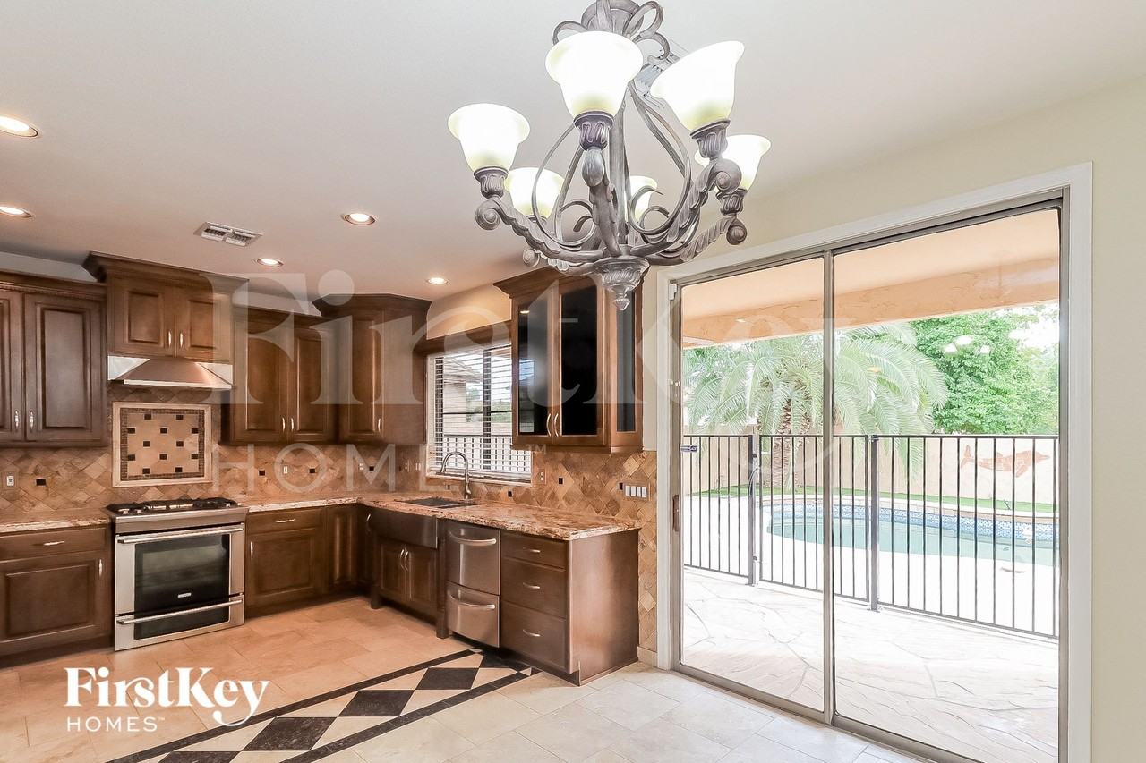 5777 W Golden Ln - Photo 6 of 15