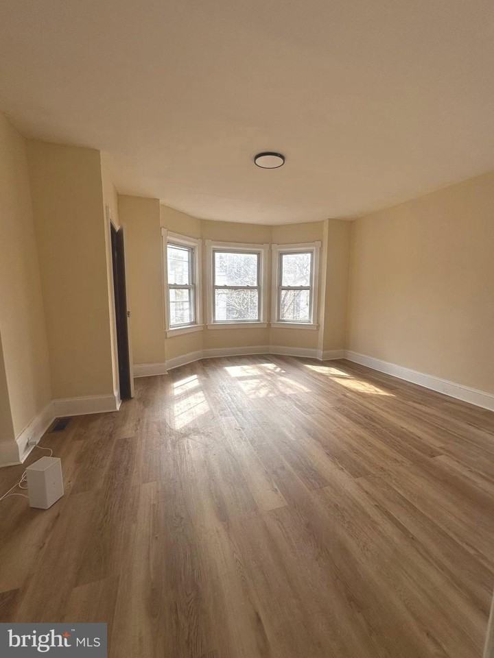 24 General Greene Ave - Photo 7 of 11