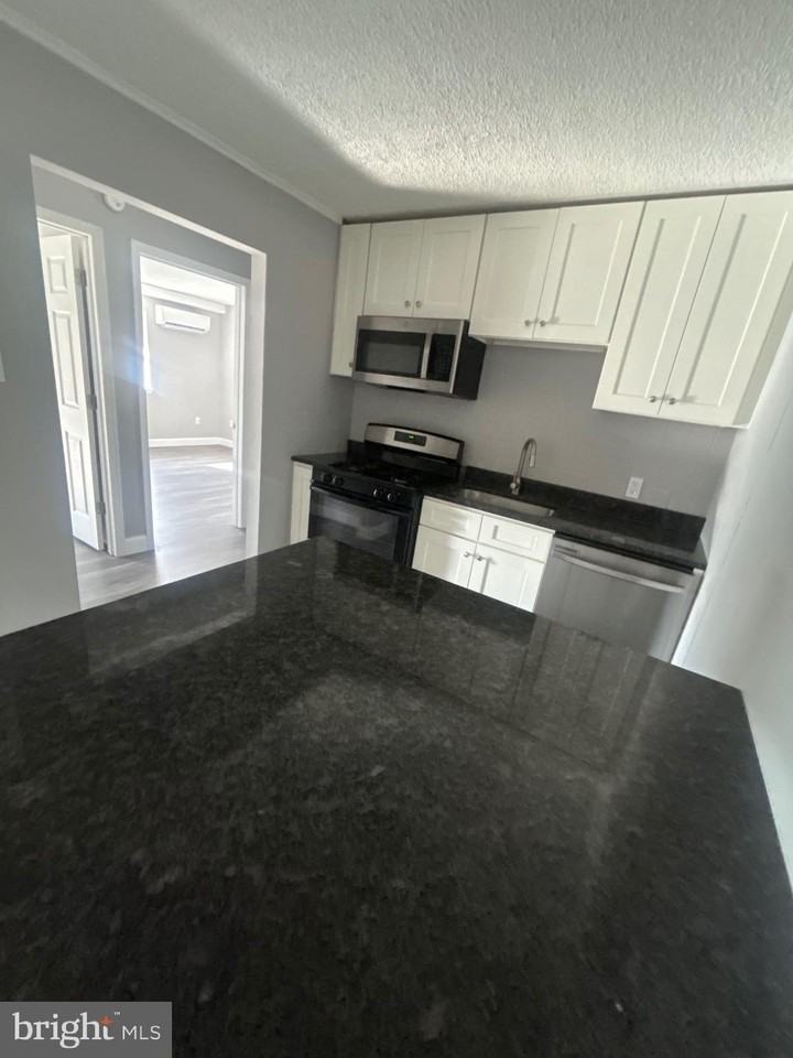 400 Main St Apt 8 - Photo 3 of 9