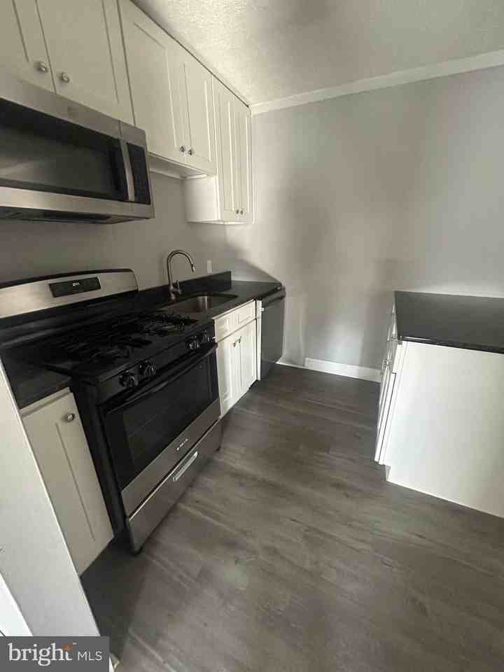 400 Main St Apt 8 - Photo 4 of 9