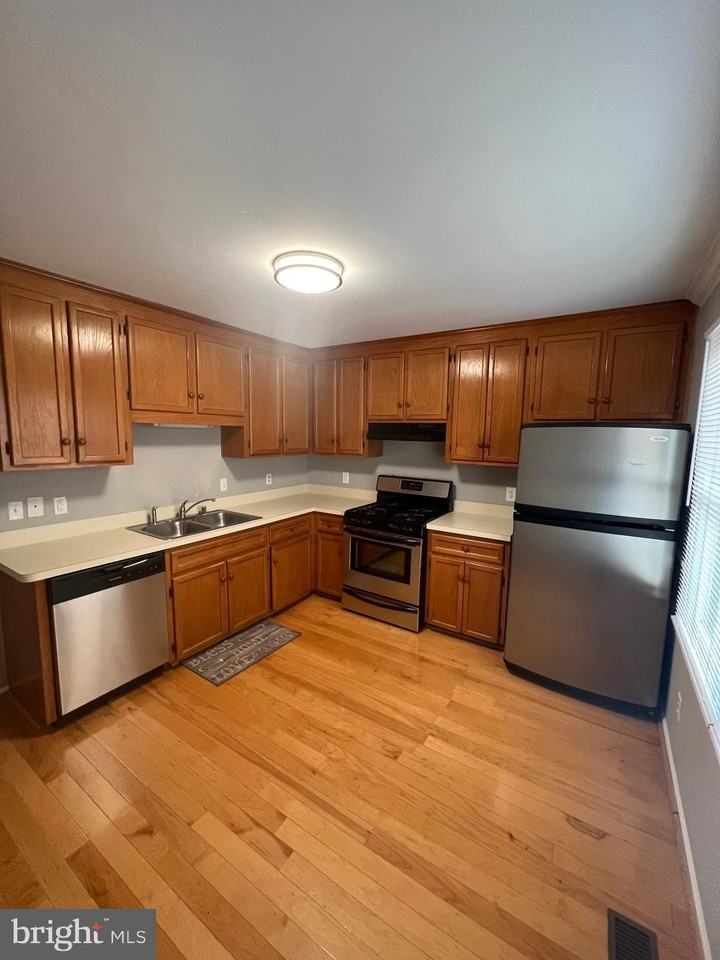 11211 Surry Woods Ct - Photo 5 of 31