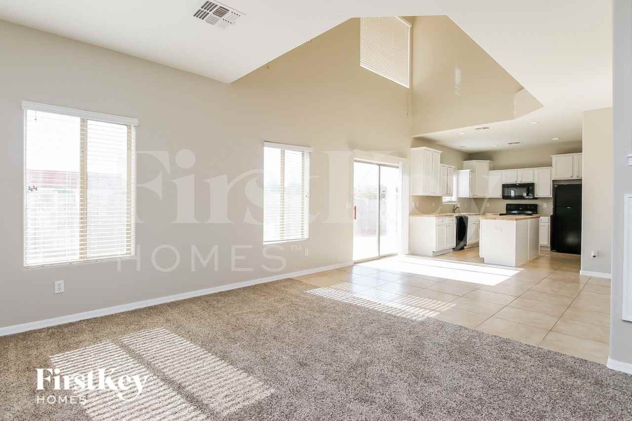 7111 N 27th Ln - Photo 3 of 19