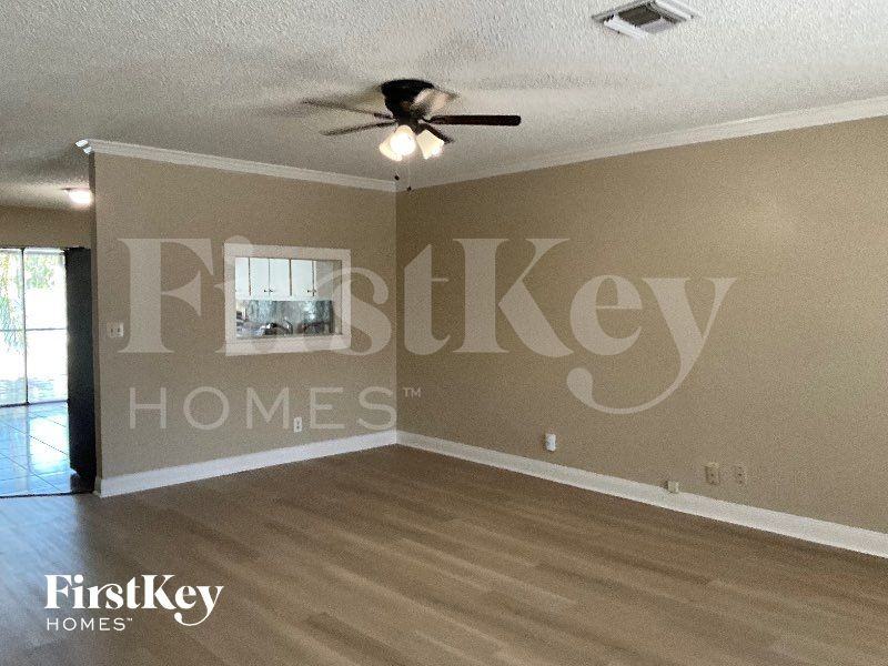 5484 Thurston Ave - Photo 3 of 12