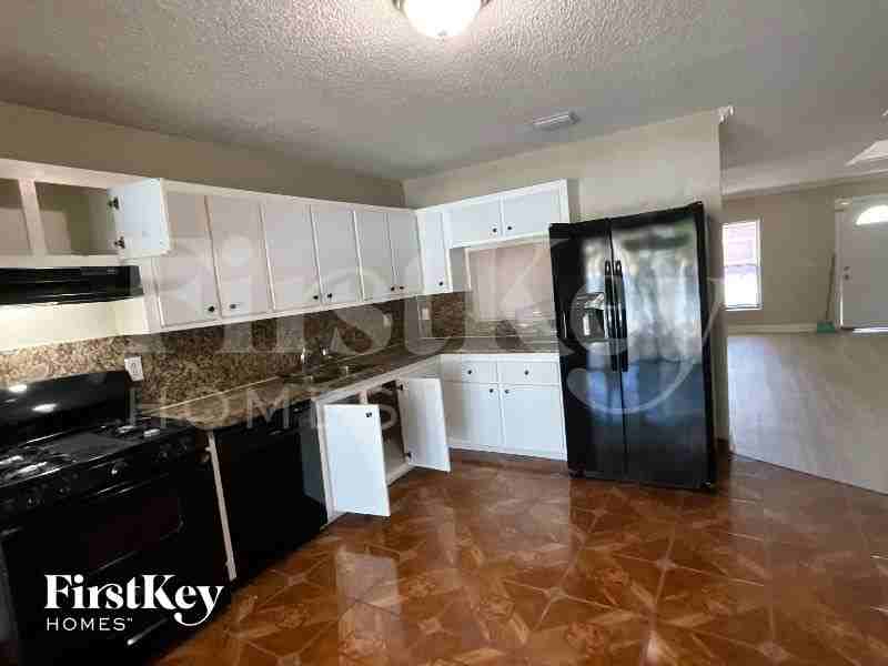 5484 Thurston Ave - Photo 6 of 12