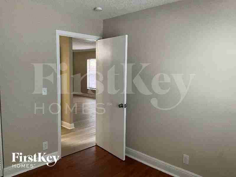 5484 Thurston Ave - Photo 7 of 12