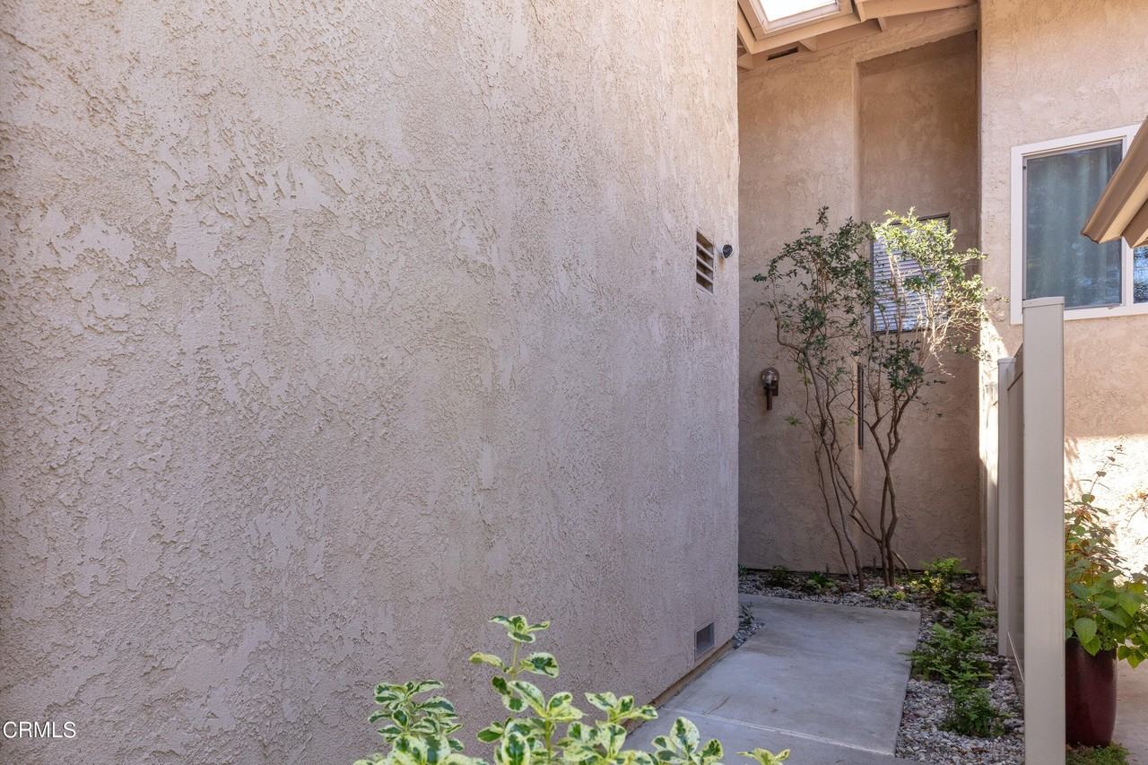 985 Hawthorne Ln - Photo 2 of 25