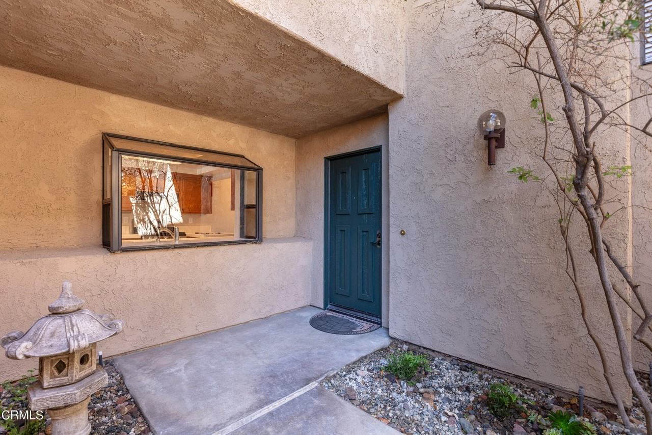 985 Hawthorne Ln - Photo 3 of 25