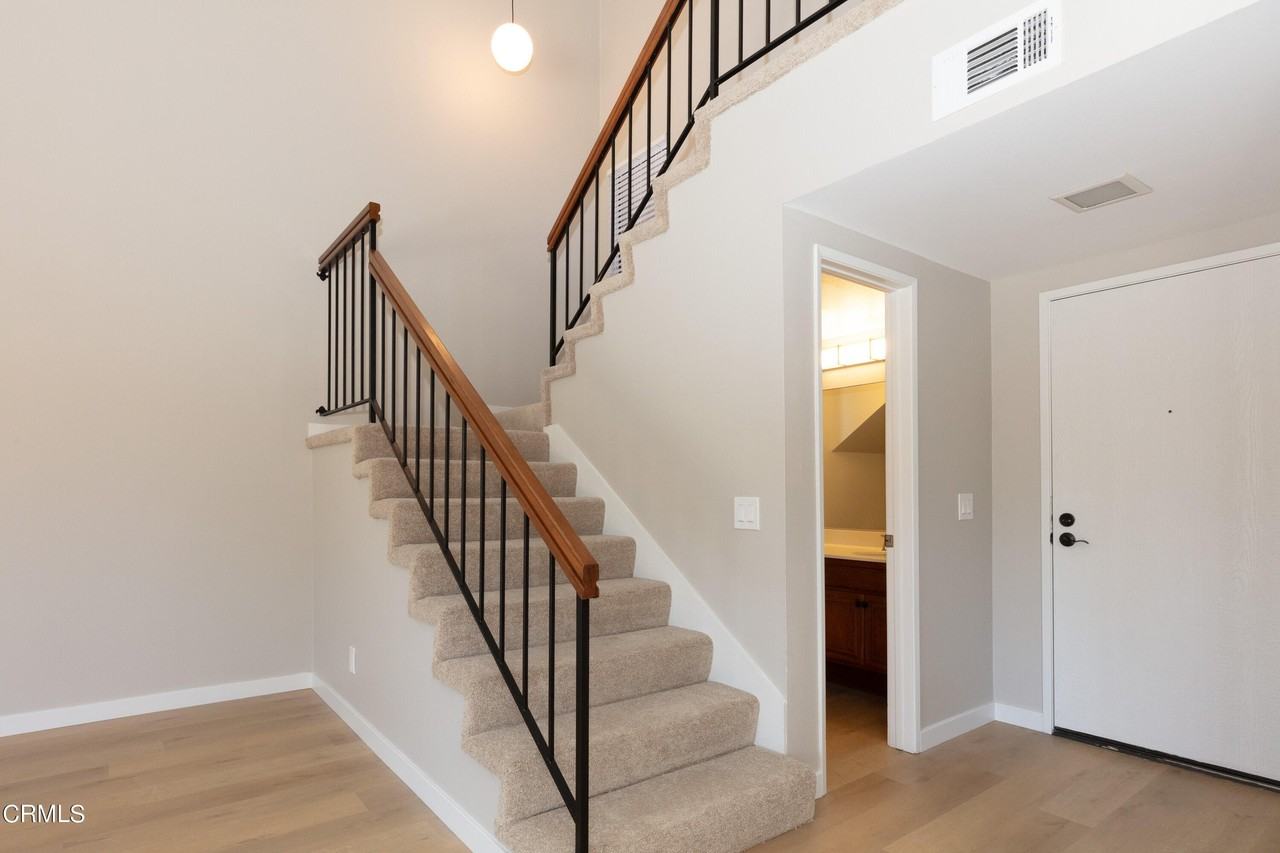 985 Hawthorne Ln - Photo 4 of 25