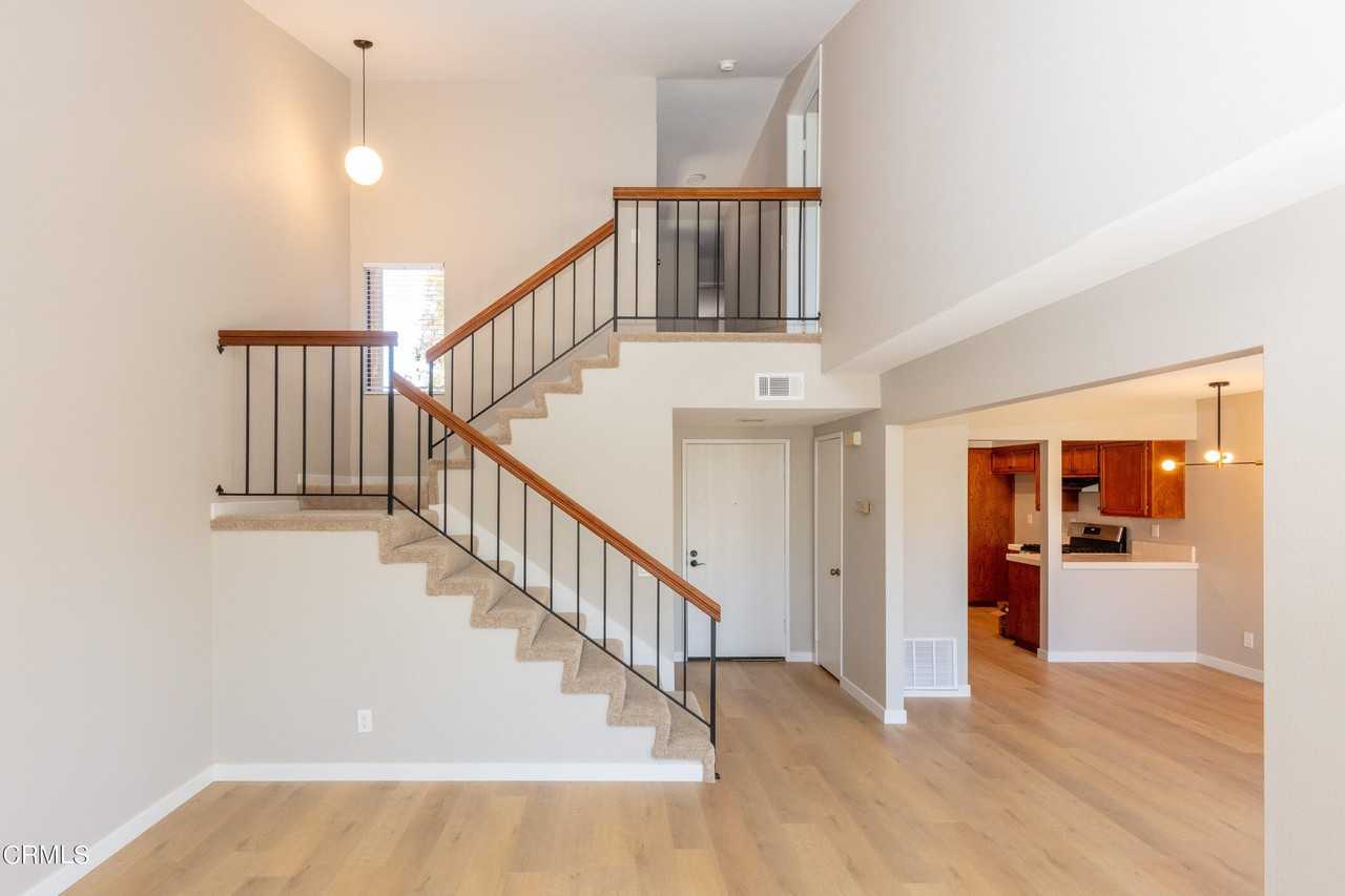 985 Hawthorne Ln - Photo 5 of 25