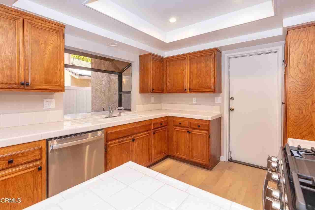 985 Hawthorne Ln - Photo 6 of 25