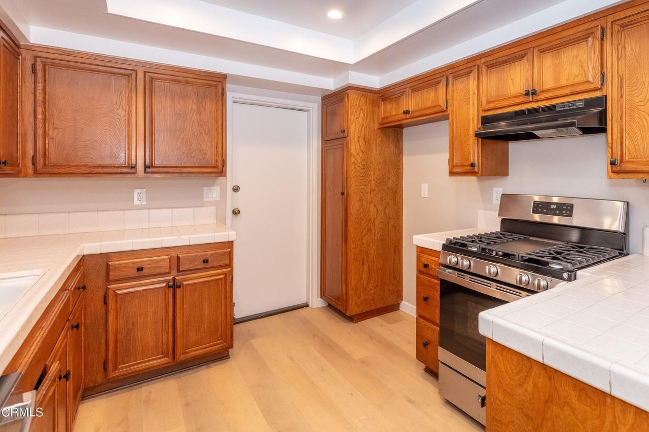 985 Hawthorne Ln - Photo 7 of 25