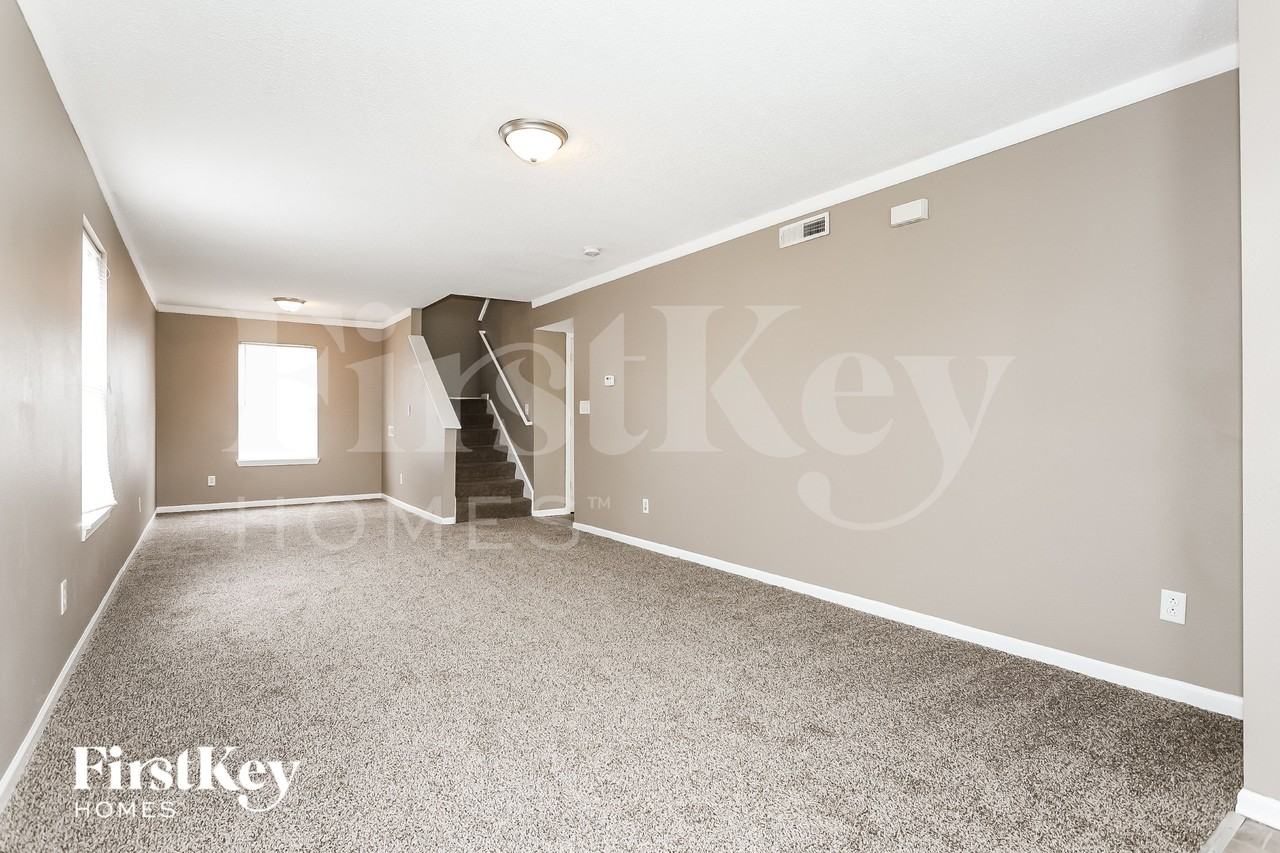 347 Venus Dr - Photo 2 of 18