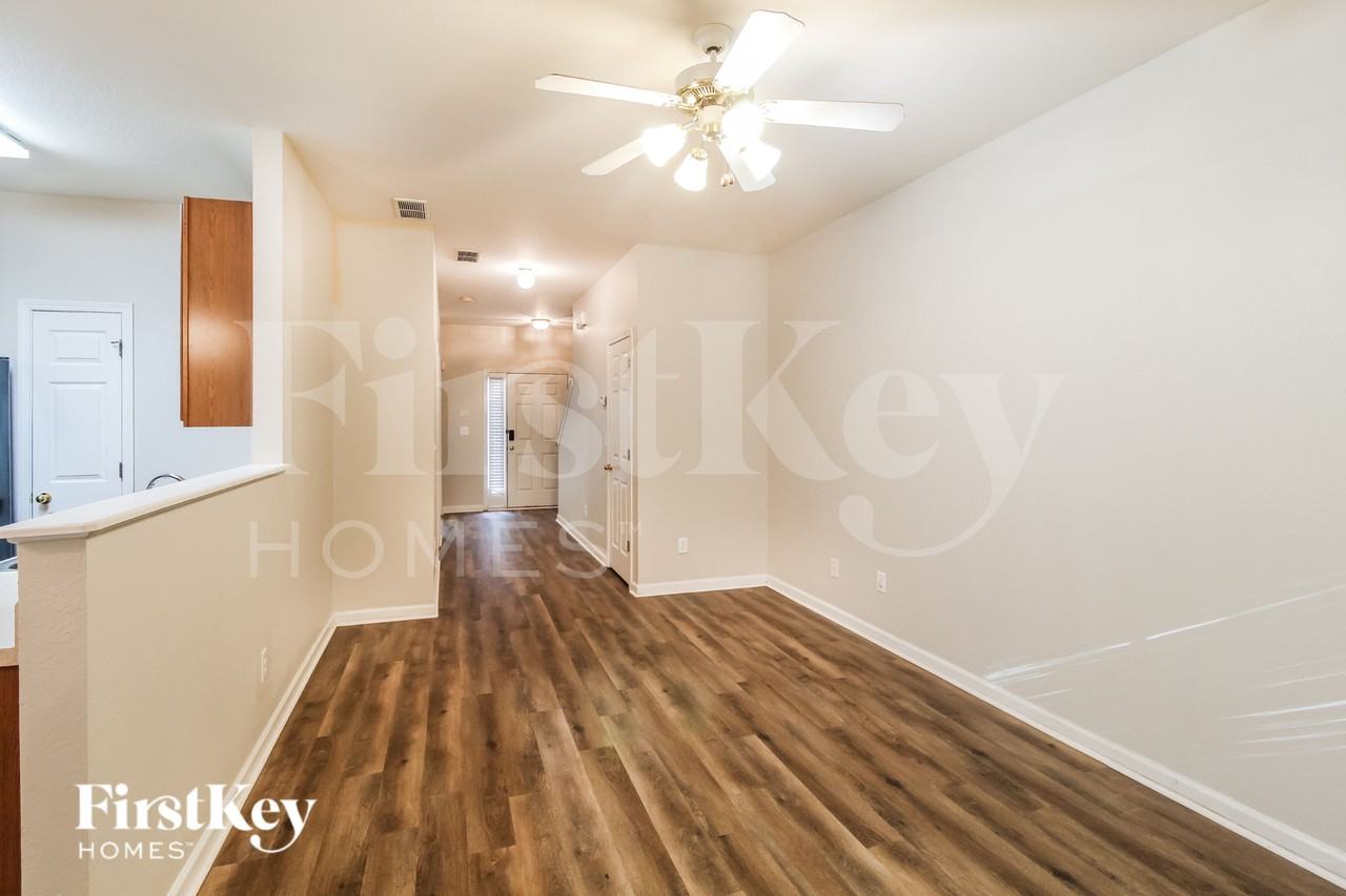 243 Brookview Dr - Photo 3 of 16