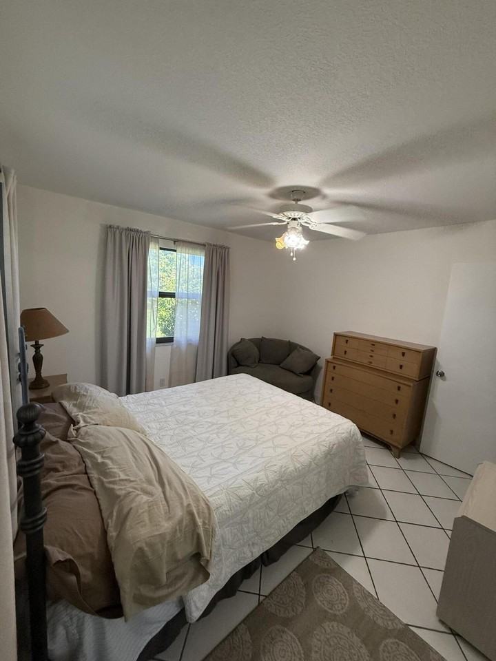 2507 Canterbury Dr N - Photo 3 of 14