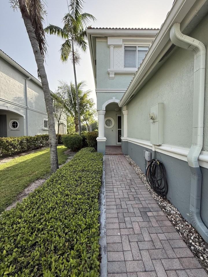 2136 Oakmont Dr - Photo 2 of 34