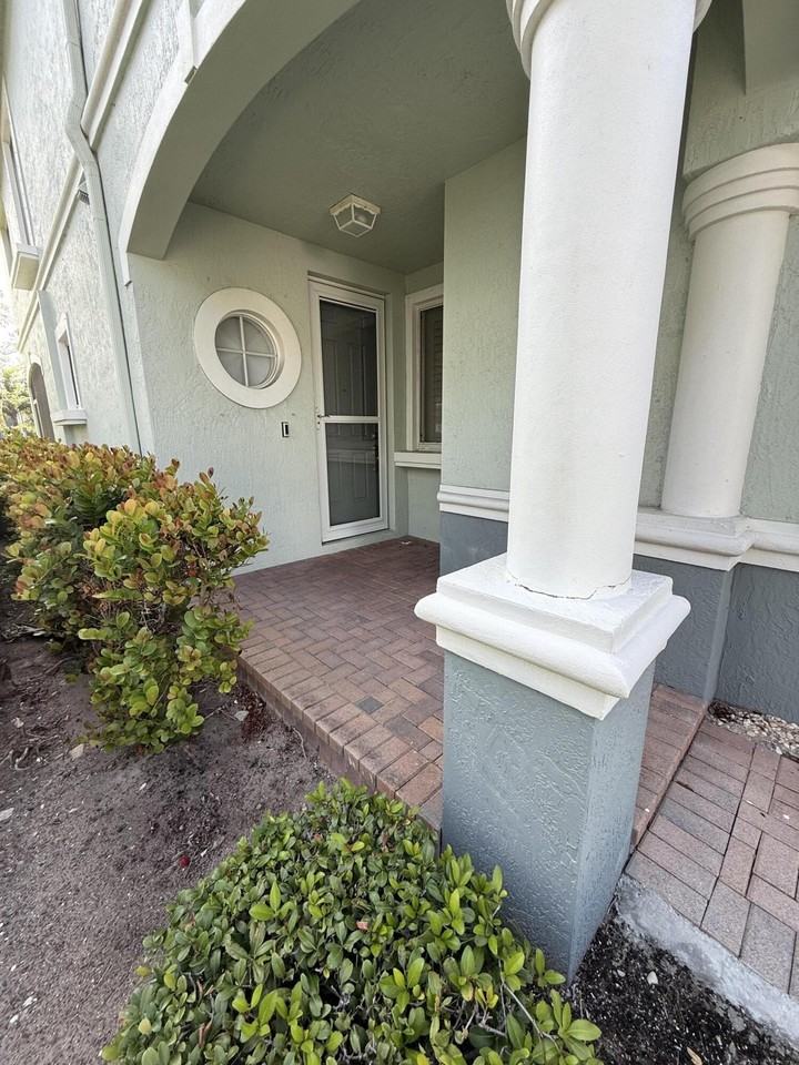 2136 Oakmont Dr - Photo 3 of 34