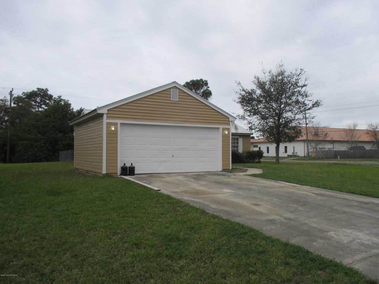 1750 Windsor Ave Se - Photo 2 of 30