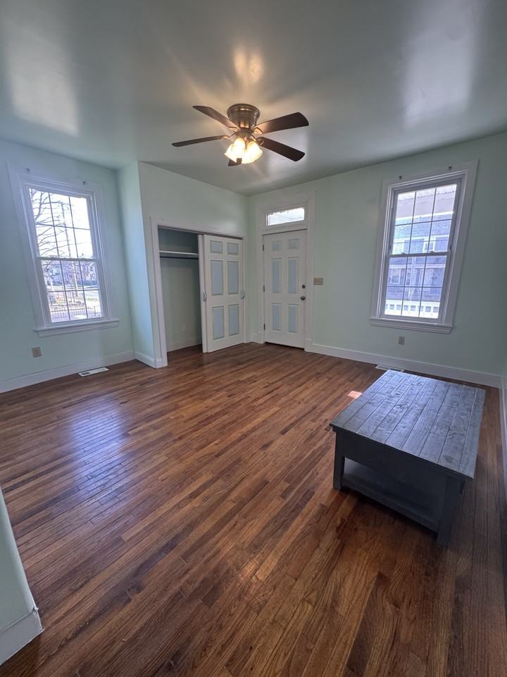 332 E Broadway - Photo 4 of 37