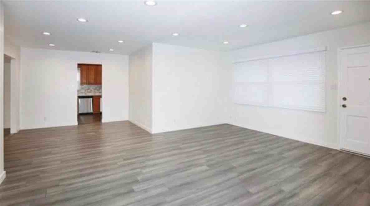 10920 Mather Ave - Photo 4 of 17