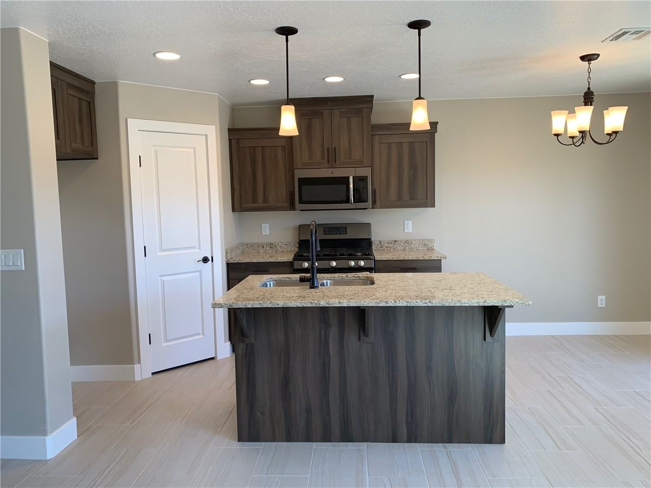 3239 Se #34 - Photo 5 of 17