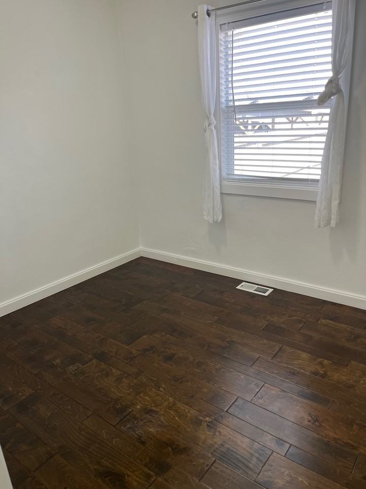 221 E St - Photo 2 of 20